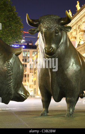Las esculturas de bull y bear en la parte delantera de la Bolsa, de Frankfurt am Main, Alemania Foto de stock
