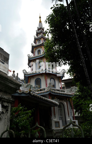 Santuario dedicado a Kuan Yin, diosa de la buena , la diosa asiática de compasión, Chinatown templo, Bangkok, Tailandia Foto de stock