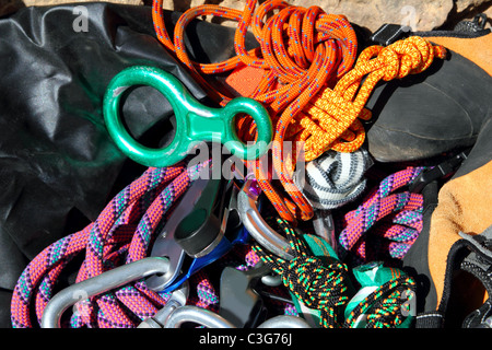 Escalada equipamiento deportivo grilletes arneses cuerdas Foto de stock