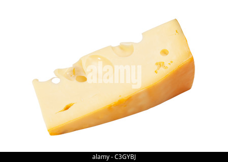Trozo de queso Radamer aislado sobre un fondo blanco. Foto de stock