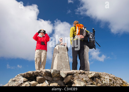 Caminantes en la cumbre cairn de Ben Nevis. Foto de stock
