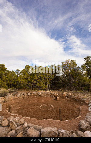 Gran Kiva a Tusayan Kayenta, ruinas Anasazi, a lo largo del borde sur del Parque Nacional Gran Cañón, Arizona, EE.UU.