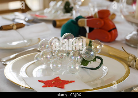 Tabla festiva place setting con cracker y bolas de cristal Foto de stock