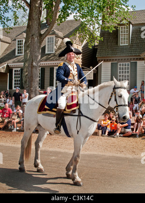 Un actor vestido como el marqués de Lafayette recrea un discurso por el héroe de la Guerra Revolucionaria, en Colonial Williamsburg, Virginia Foto de stock