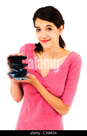 Mujer sosteniendo una pila de teléfonos móviles aislados sobre blanco Foto de stock