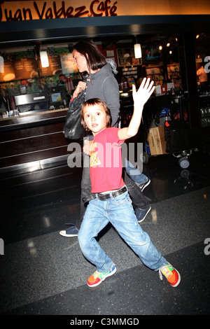 Jennifer Connelly arriving at JFK airport with her children New York City,  USA - 09.09.09 Stock Photo - Alamy