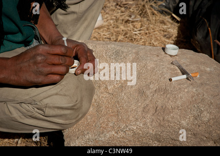Los adictos a la heroína se preparan para disparar junto el cauce seco del Río Bravo en Ciudad Juárez, México Foto de stock