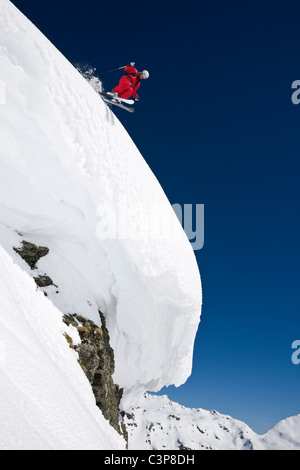 Austria, Salzburger Land, Gerlos, esquiador saltando desde la montaña, vista lateral, vista elevada Foto de stock
