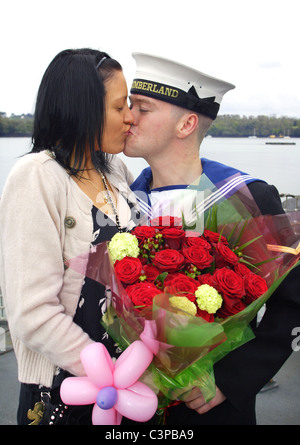 Un marinero propone a su novia en su regreso al puerto de Devonport, Reino Unido. Foto de stock