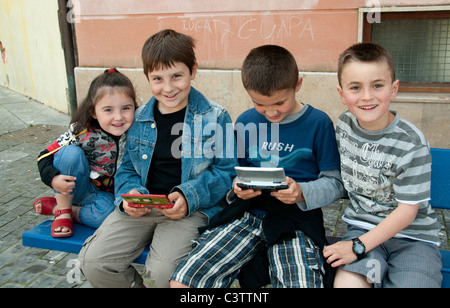 Niños Niño niña jugando a juegos de bolsillo de Nintendo España Foto de stock