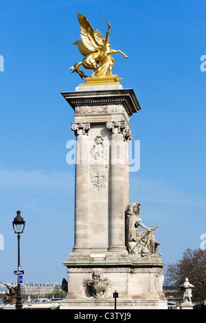 La columna a finales del puente Alexandre III (Alejandro III) el puente sobre el río Sena, París, Francia Foto de stock