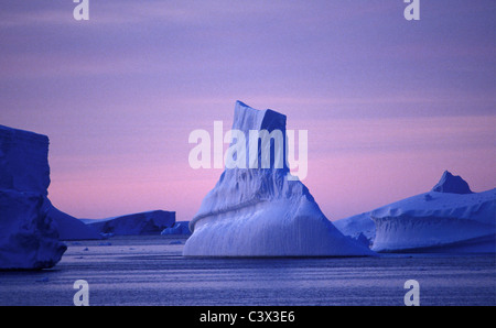 La Antártida. Paisaje. Iceberg flotantes al amanecer. Foto de stock