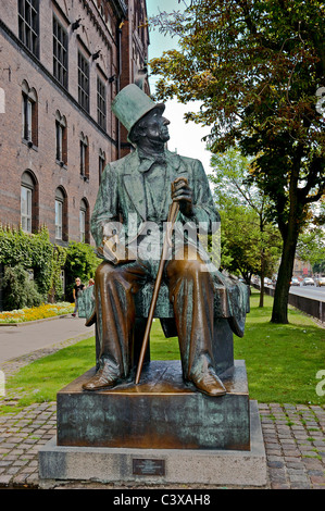 Brillante en las rodillas de la estatua de bronce de Hans Christian Anderson que continuamente se frota por suerte por los visitantes, Copenhague Foto de stock