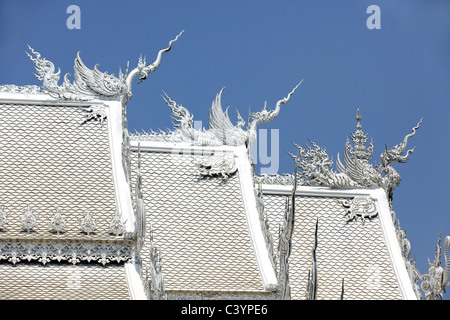 Techos de wat rong khun templo blanco, Chiang Rai, Tailandia Foto de stock