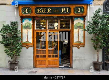 El histórico Bar del Pi en la Plaça Sant Josep Oriol, en el Barrio Gótico, Barcelona, Cataluña, España Foto de stock