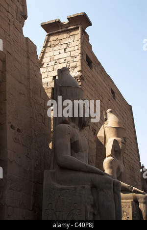 Estatuas de faraón en el Templo de Luxor. Foto de stock