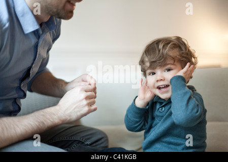 Niño chico jugando con el padre, Retrato