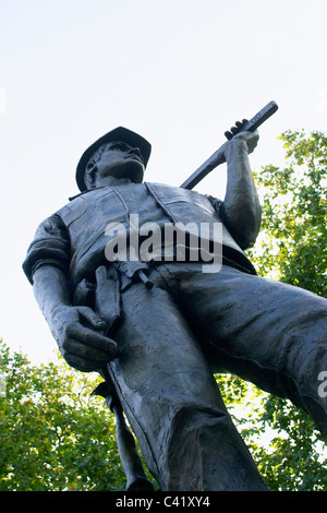 Trabajador de construcción estatua de bronce celebrar las vidas de los trabajadores muertos en la construcción de Tower Hill, Londres.