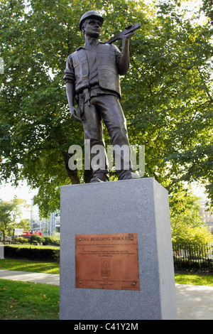 Trabajador de construcción estatua de bronce celebrar las vidas de los trabajadores muertos en la construcción de Tower Hill, Londres.