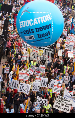 Más de 250.000 personas en Londres tome parte en el TUC de marzo para la alternativa contra el gobierno de coalición de recortes del gasto Foto de stock