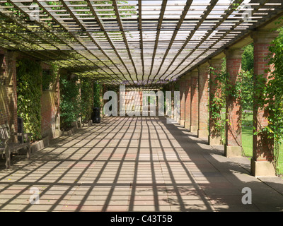 Una vista de las columnatas en los Jardines del Valle, Harrogate, Yorkshire, Reino Unido