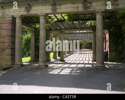 Una vista de las columnatas en los Jardines del Valle, Harrogate, Yorkshire, Reino Unido