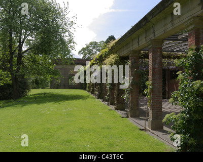 Una vista de las columnatas en los Jardines del Valle, Harrogate, Yorkshire, Reino Unido