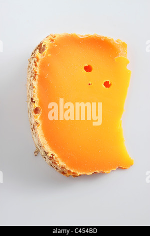 Mimolette francés rebanada de queso de leche de vaca, close-up Foto de stock