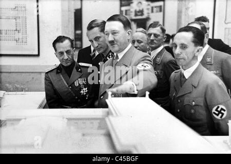 Hitler con un modelo de la ciudad de Múnich, en la Haus der Kunst