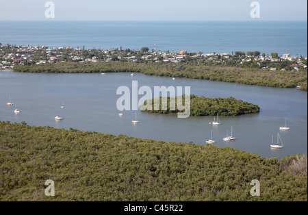 La playa de Fort Myers y el área de la bahía rocosa Foto de stock
