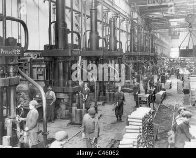Los trabajadores en el taller de municiones de Krupp, 1917 Foto de stock