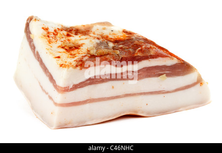 Tocino salado con capas de carne sobre un fondo blanco. Foto de stock