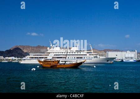 El Sultán de Omán en el puerto de yates en Muscat, Omán. Foto de stock