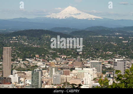El centro de Portland, Oregón, ciudad con el Monte Hood Foto de stock