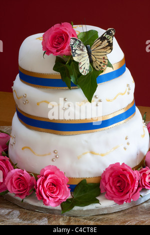 Hecho en casa tiered aniversario pastel con rosas y decoraciones Fotografía  de stock - Alamy