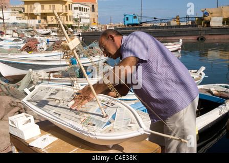 Hombre haciendo un modelo por barco al puerto de Tiro lateral (Sour), el sur del Líbano. Foto de stock