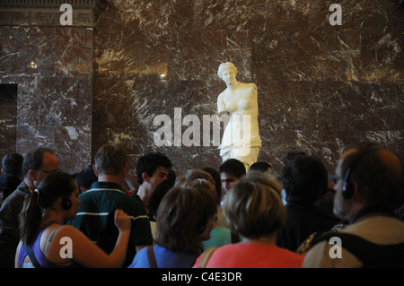 La multitud reunida alrededor de la Venus de Milo en el Louvre, París Foto de stock