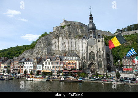 La catedral y la ciudadela de Dinant en el río Mosa en la provincia de Namur, Valonia, Bélgica. Foto de stock