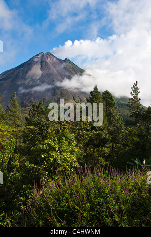 Volcán Arenal, cerca de La Fortuna, Costa Rica. Volcán es activo, con frecuentes retumbando y senderos de humo visible. Foto de stock