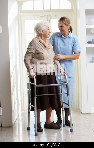 El cuidador ayuda a ancianos mujer mayor con poca Frame Foto de stock