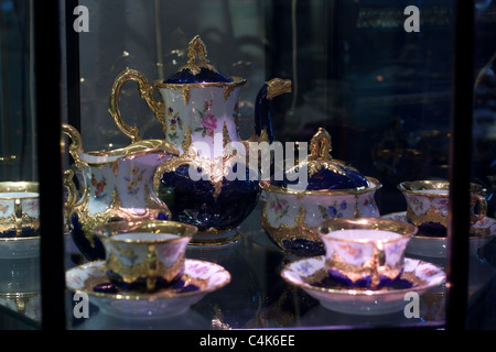 Vintage Coffee Break. Tazas De Café De Porcelana Antigua Con Café