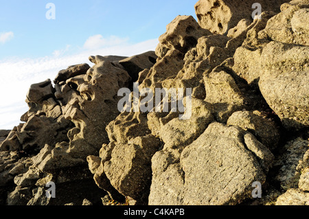 Coastal rocas talladas por el mar. Galicia, España. Foto de stock