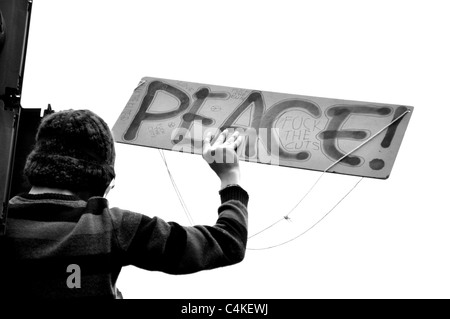 Fotografía digital en blanco y negro de los anti-cortes de Marzo 26 de marzo por la alternativa a través de Londres. Foto de stock