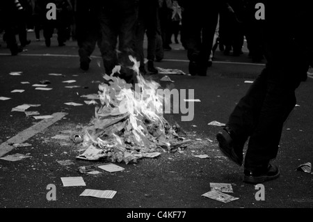 Fotografía digital en blanco y negro de los anti-cortes de Marzo 26 de marzo por la alternativa a través de Londres. Foto de stock