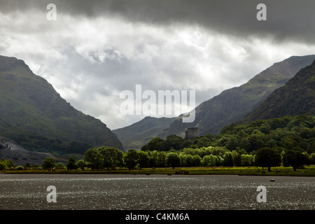 Moody nubes sobre Llyn Padarn (lago) en Llanberis, Snowdonia, al norte de Gales, con el Castillo de Dolbadarn en el fondo