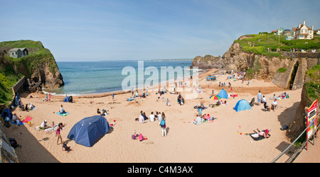 Un típico inglés Escena de playa en la costa de Devon en Mouthwell Beach para los días cálidos y soleados.