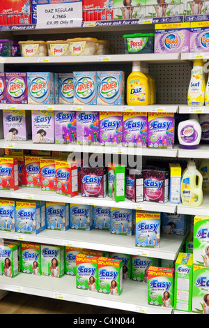 Los detergentes en la tienda estantería, REINO UNIDO Foto de stock