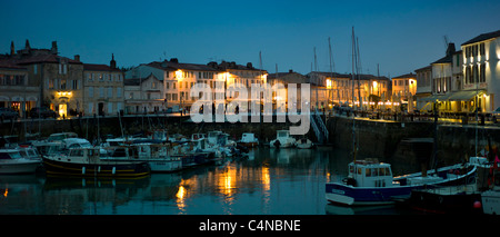 Escena del puerto al anochecer de Quai Job Foran, St Martin de Re en Ile de Re en Francia Foto de stock