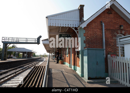 La pequeña estación de tren en la plataforma Ford, Arundel Foto de stock