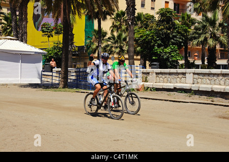Los ciclistas a lo largo de la playa de La Malagueta, Málaga, Costa del Sol, Málaga, Andalucía, España, Europa Occidental. Foto de stock